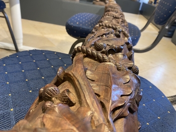 Een mahoniehouten bootsmast met eikenranken, Frankrijk of Itali&euml;, 18e eeuw